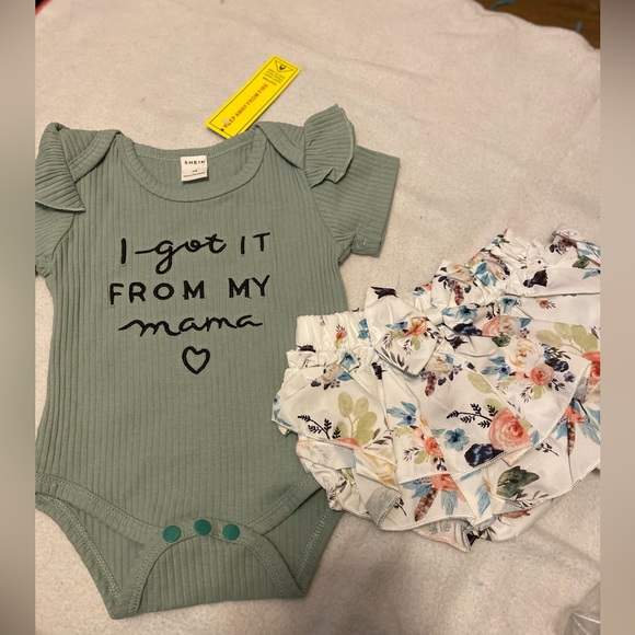 🧨NEW Baby Graphic Bodysuit & Floral, Ruffle Bloomers & headband. 6-9 mos - Picture 8 of 12